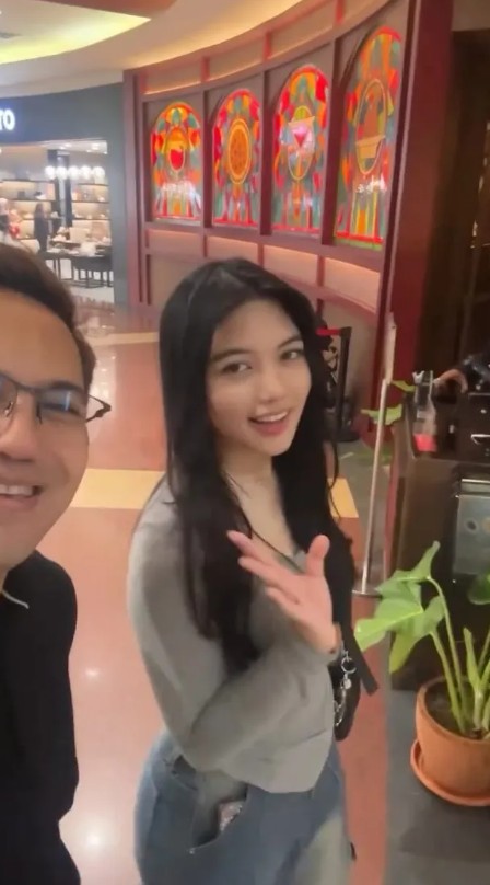 Jalan bareng anak, 9 potret Sahrul Gunawan dan Raihana Zemma saat di mall ini malah dikira pacaran