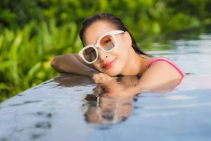 10 Suncsreen tahan air cocok untuk berenang harga di bawah Rp 200 ribu