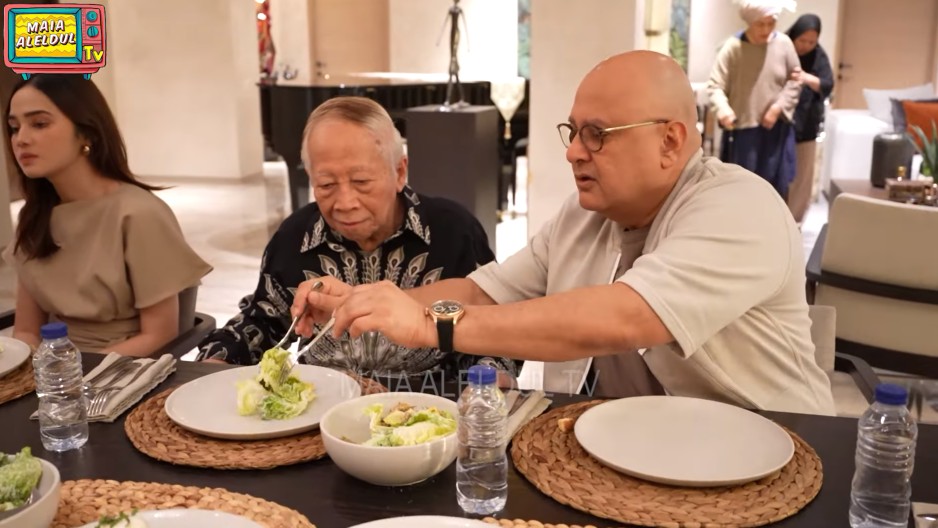 9 Potret Irwan Mussry dinner bareng keluarga, perlakuannya ke orang tua Maia Estianty idaman banget
