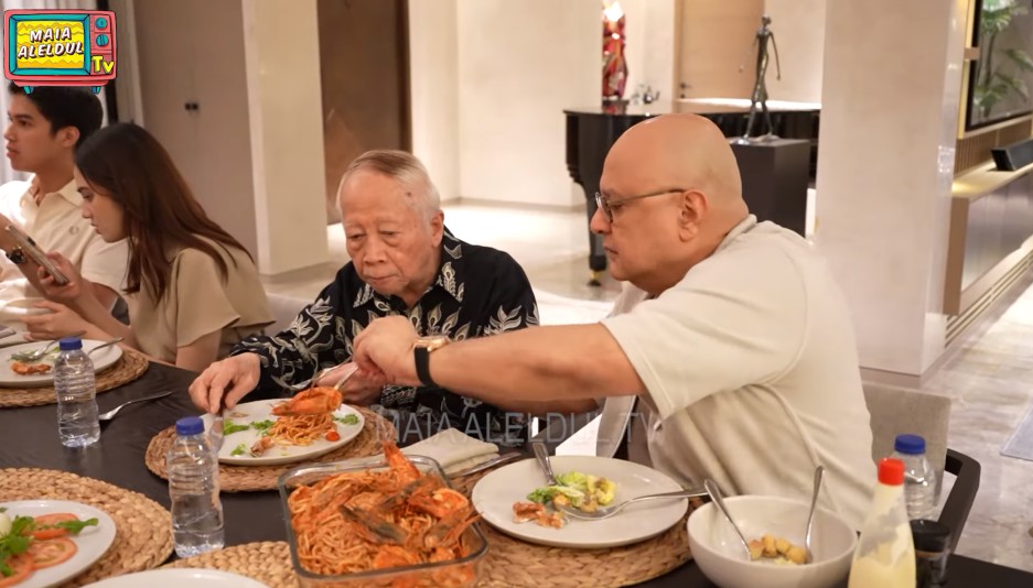 9 Potret Irwan Mussry dinner bareng keluarga, perlakuannya ke orang tua Maia Estianty idaman banget
