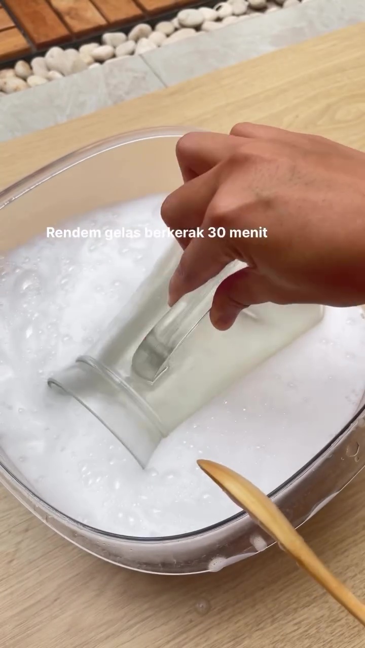 Kerak air bikin teko kaca penuh bercak putih? Inilah cara ampuh bikin kinclong lagi tanpa disikat