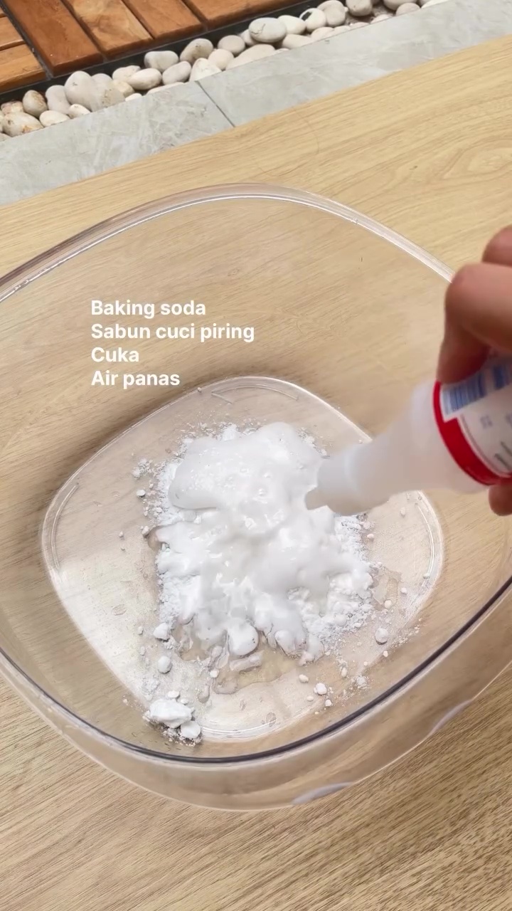 Kerak air bikin teko kaca penuh bercak putih? Inilah cara ampuh bikin kinclong lagi tanpa disikat