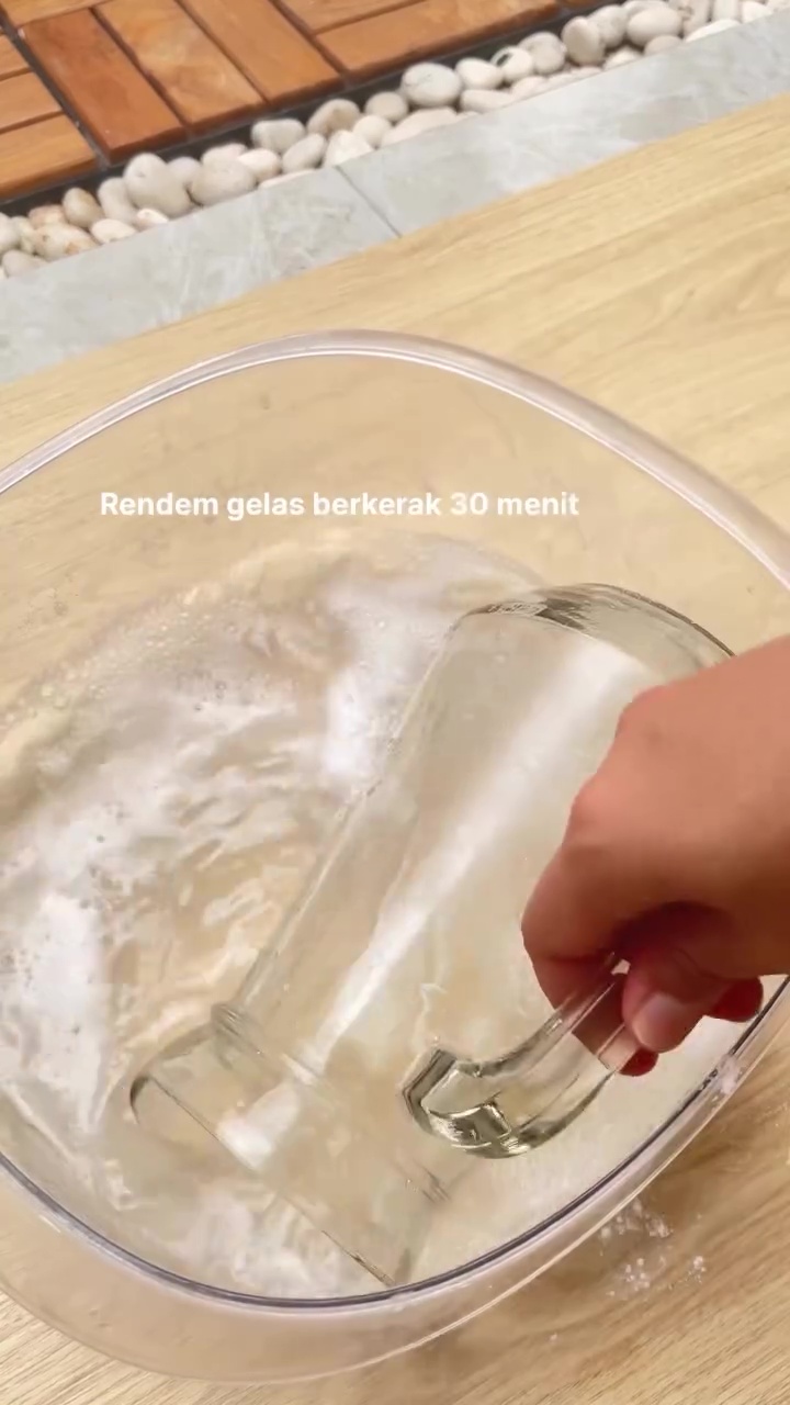 Kerak air bikin teko kaca penuh bercak putih? Inilah cara ampuh bikin kinclong lagi tanpa disikat