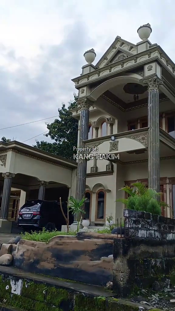 Viral deretan rumah mewah di kampung miliarder pedagang pecel lele Lamongan, 7 potretnya bikin melongo