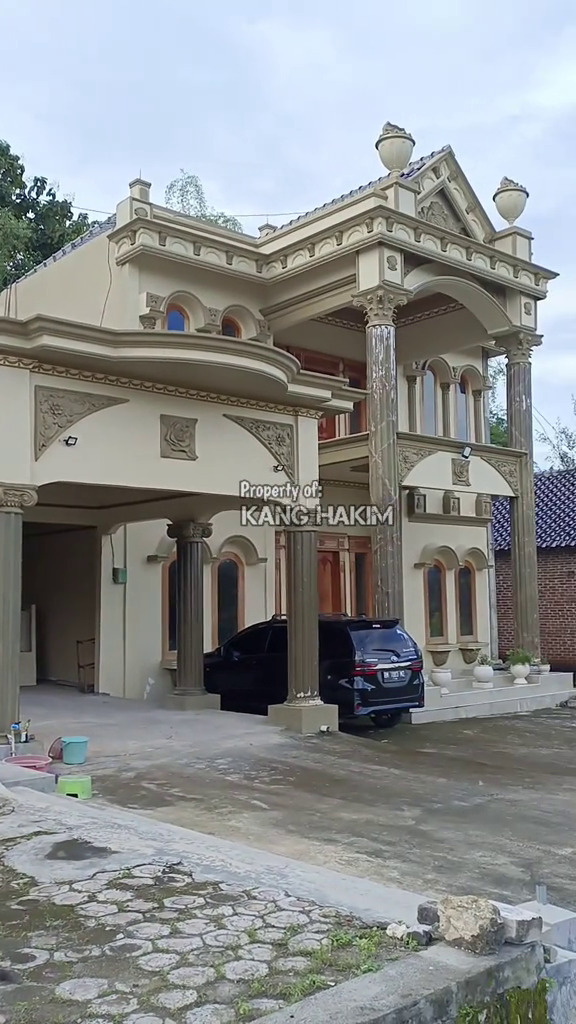 Viral deretan rumah mewah di kampung miliarder pedagang pecel lele Lamongan, 7 potretnya bikin melongo