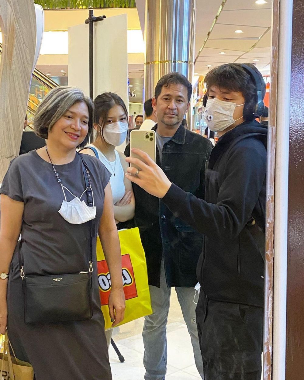 Pemeran anak Suzzanna di film Telaga Angker ini punya putra, ini 11 potret kebersamaannya