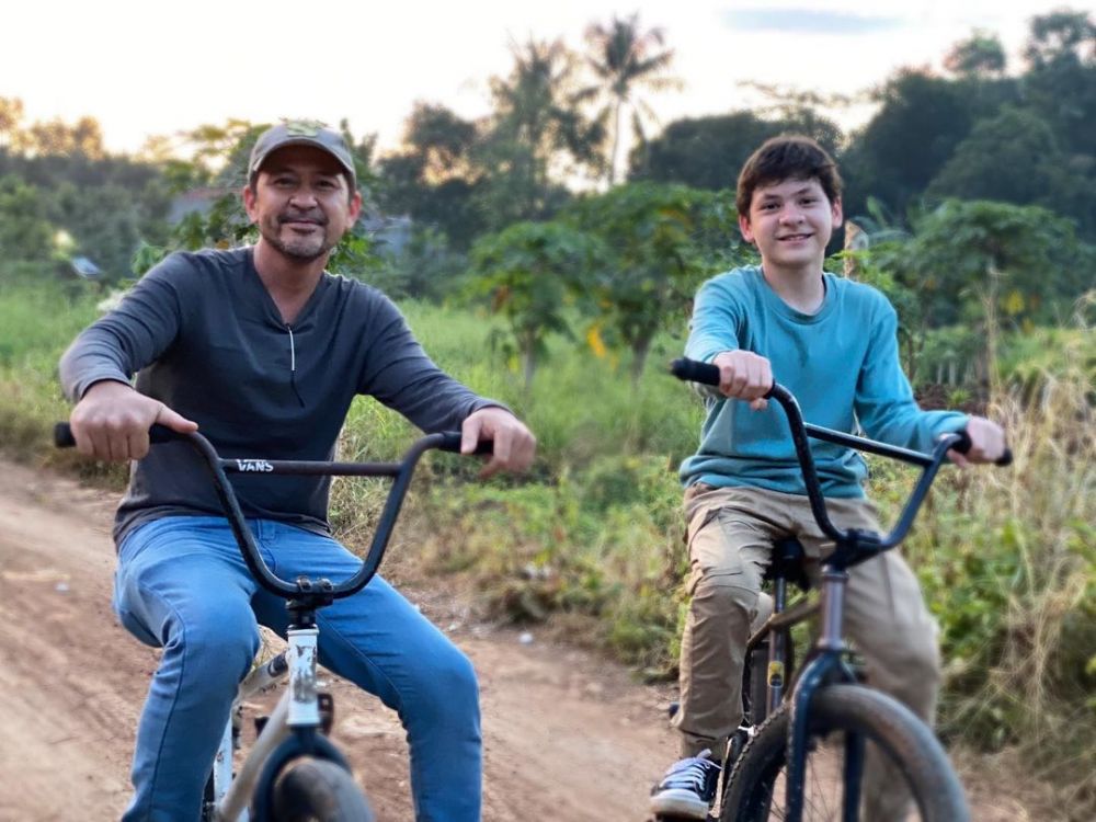 Pemeran anak Suzzanna di film Telaga Angker ini punya putra, ini 11 potret kebersamaannya