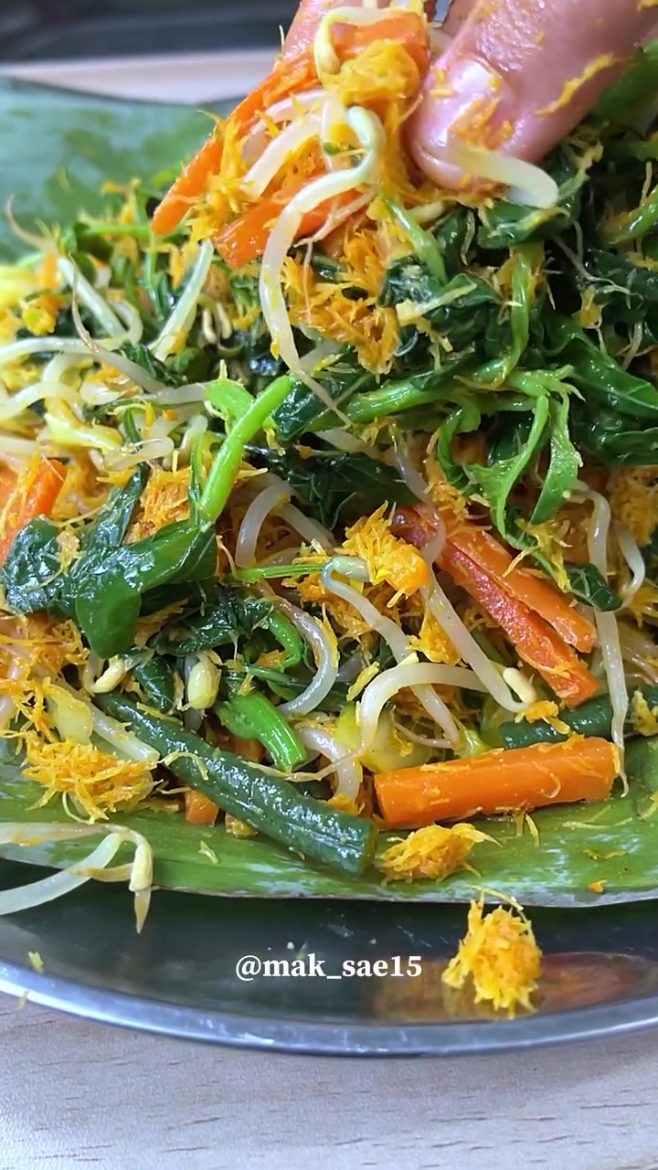 Ternyata nggak dikukus, wanita ini bagikan trik bikin bumbu urap lebih tahan lama dan tak cepat basi