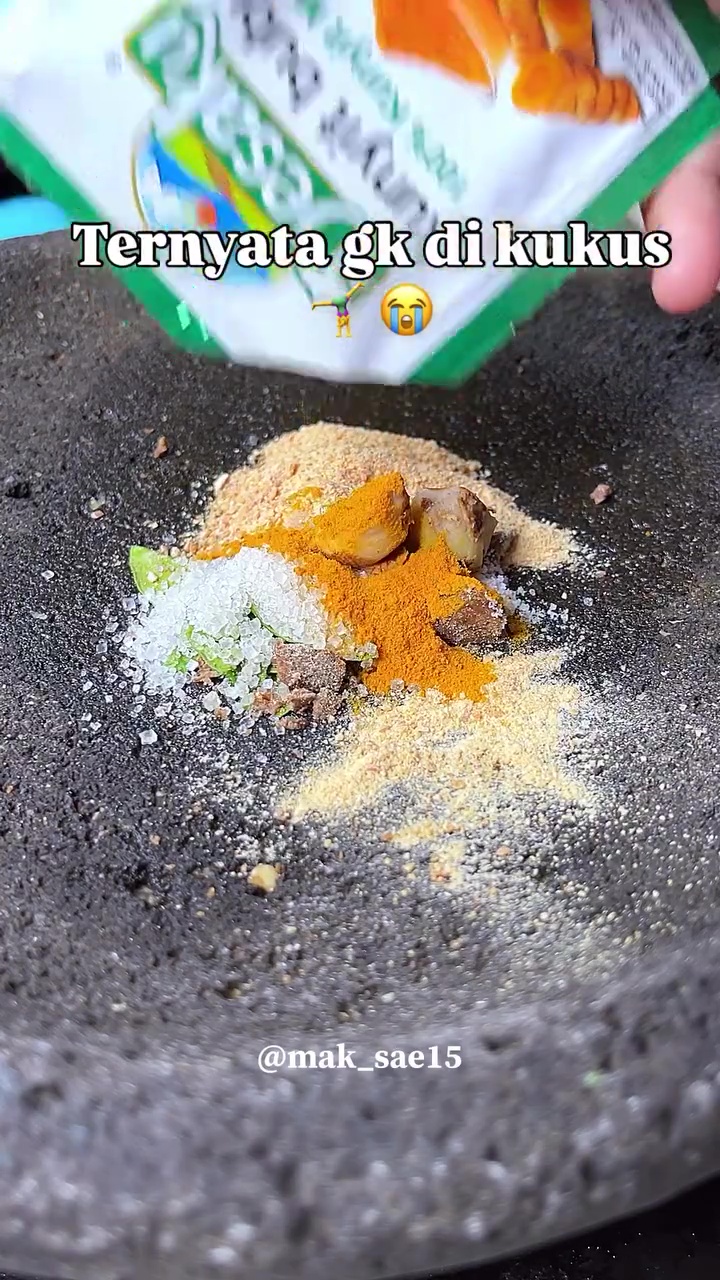 Ternyata nggak dikukus, wanita ini bagikan trik bikin bumbu urap lebih tahan lama dan tak cepat basi