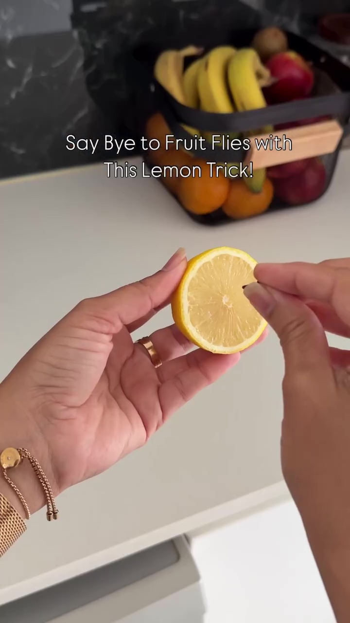 Buah di meja makan sering jadi sasaran lalat? Coba letakkan 2 bahan dapur ini biar bebas gangguan hama