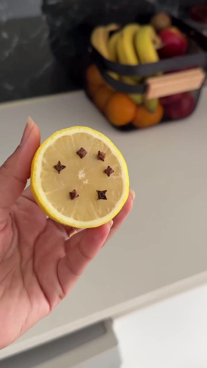 Buah di meja makan sering jadi sasaran lalat? Coba letakkan 2 bahan dapur ini biar bebas gangguan hama