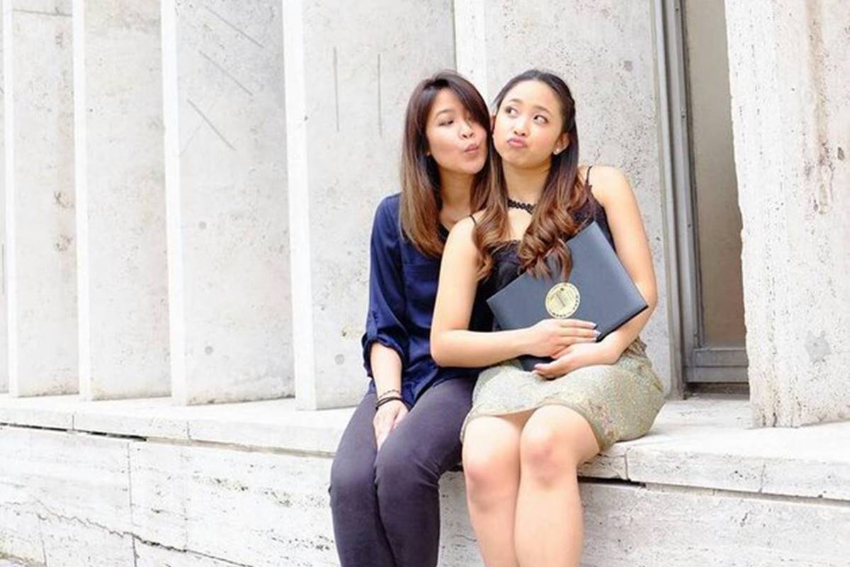 Kebersamaannya jarang terekspos, ini 11 potret kompak Dita Karang dan sang kakak yang sama-sama cantik