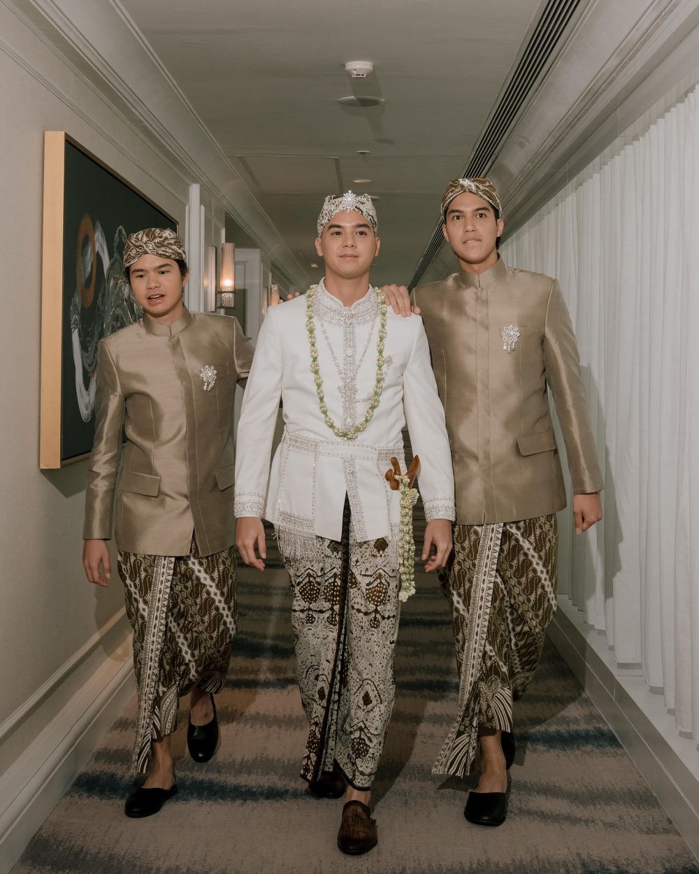 8 Penyanyi wanita ini punya putra tampan yang kini beranjak dewasa, parasnya makin menawan dan cool