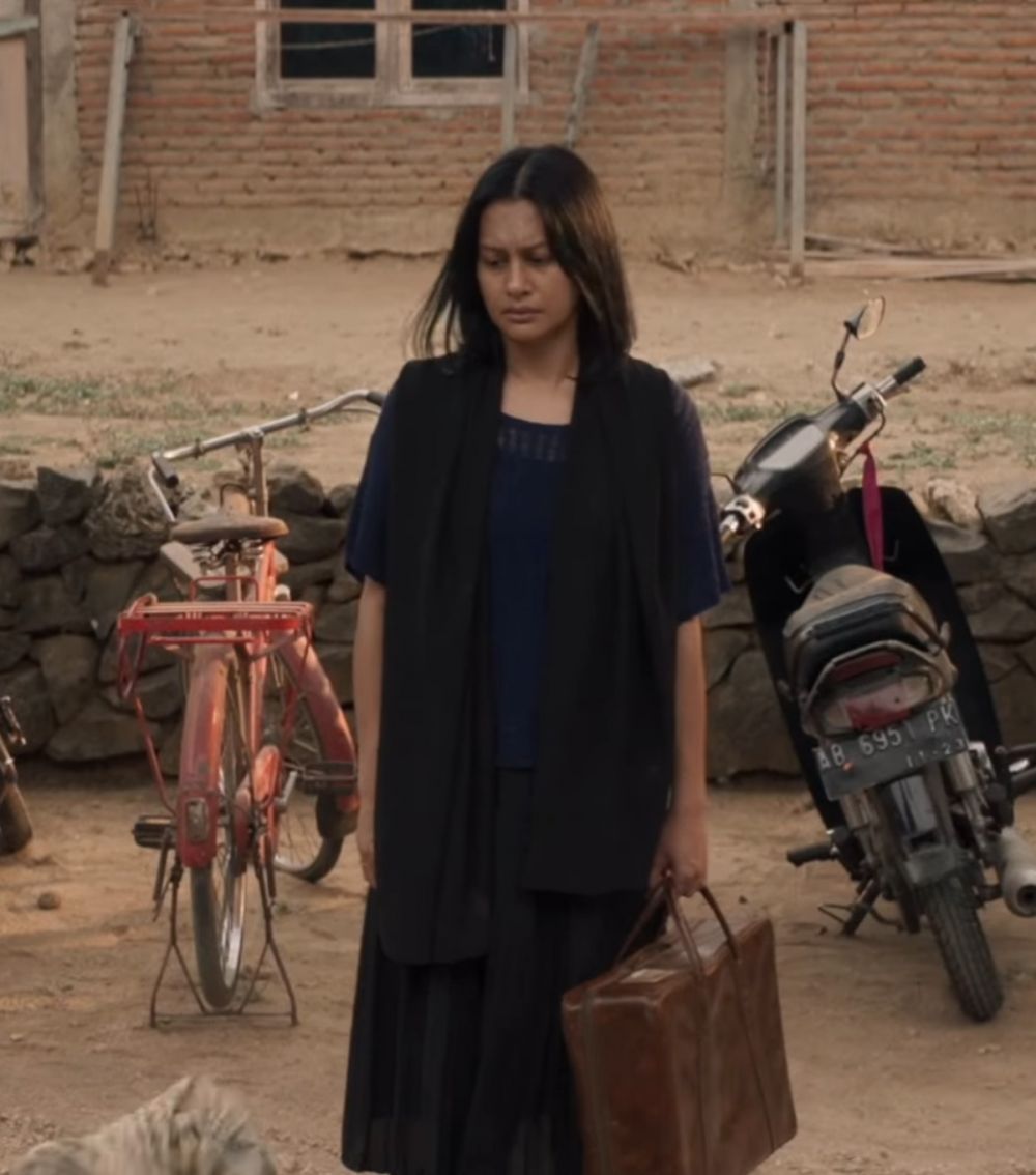 Review film Perempuan Pembawa Sial, alur penuh misteri, ending bikin tak percaya