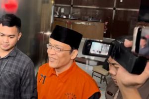 Gaya baru eks Wamenaker Immanuel Ebenezer: Pakai peci saat diperiksa KPK