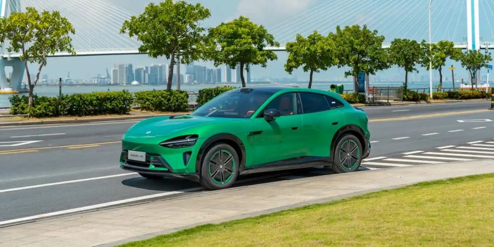 Cerita di balik CEO Xiaomi minta orang beli mobil EV kompetitornya, kok begitu sih?