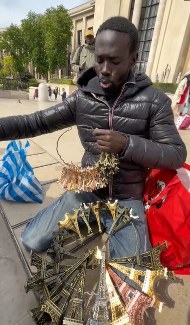 Viral di media sosial, pedagang souvenir di Prancis ini fasih bahasa Indonesia, jago ngelawak juga