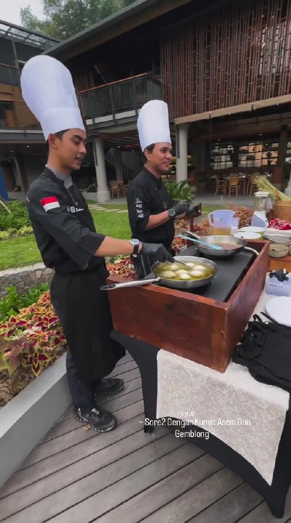 9 Potret piknik cantik di kebun ala Syahrini dan Reino Barack, kemesraannya bak pengantin baru