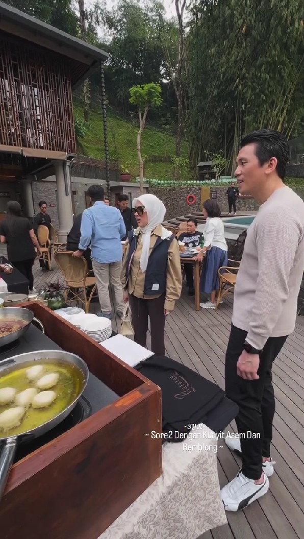 9 Potret piknik cantik di kebun ala Syahrini dan Reino Barack, kemesraannya bak pengantin baru