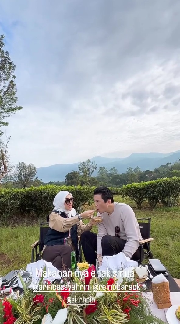 9 Potret piknik cantik di kebun ala Syahrini dan Reino Barack, kemesraannya bak pengantin baru