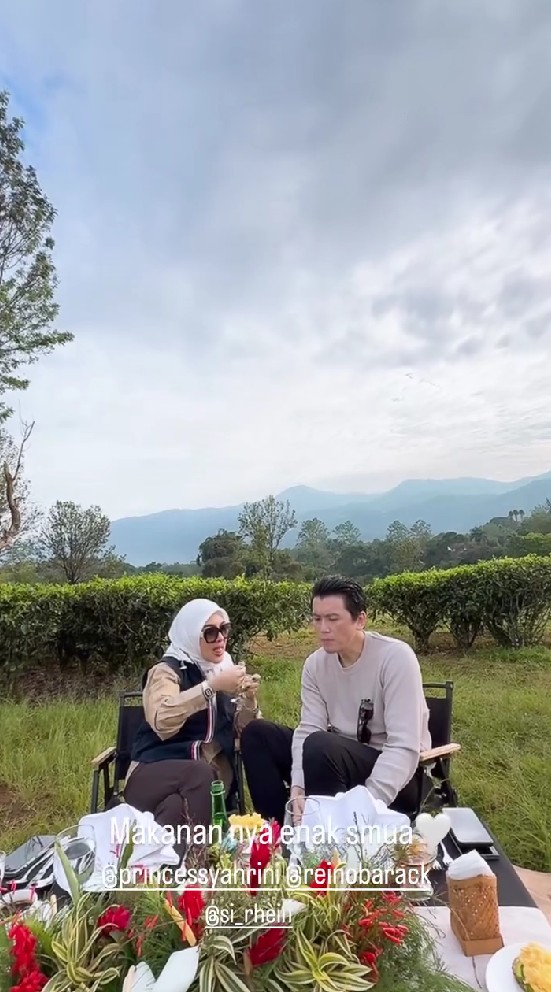 9 Potret piknik cantik di kebun ala Syahrini dan Reino Barack, kemesraannya bak pengantin baru