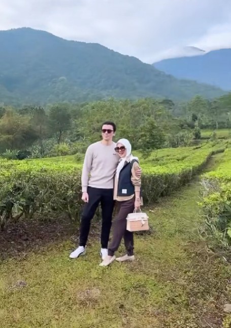 9 Potret piknik cantik di kebun ala Syahrini dan Reino Barack, kemesraannya bak pengantin baru