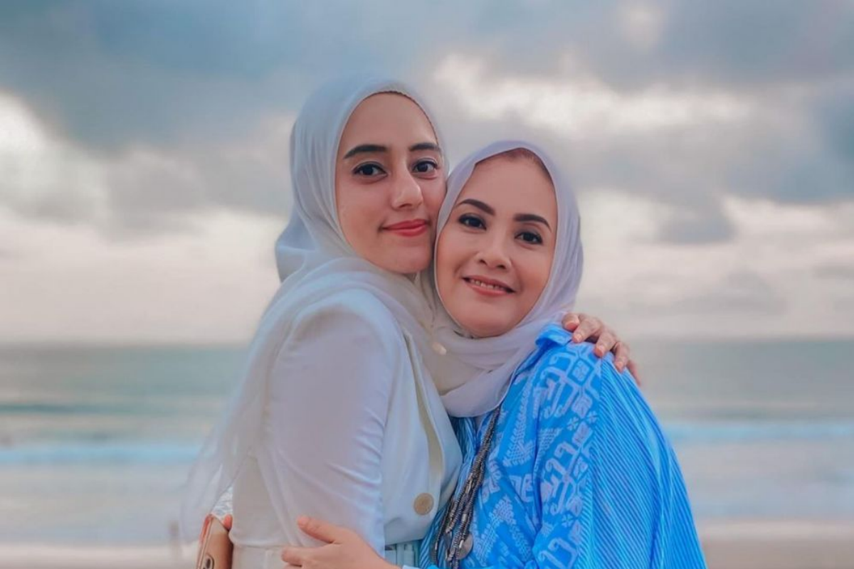 Iparan tapi berasa saudara kandung, intip 10 potret kebersamaan Elma Theana dan Fairuz A Rafiq