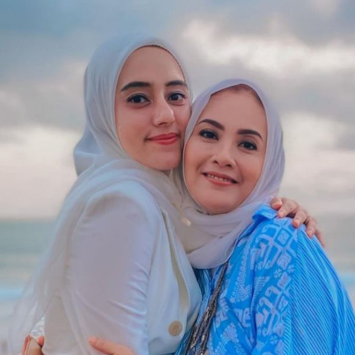 Iparan tapi berasa saudara kandung, intip 10 potret kebersamaan Elma Theana dan Fairuz A Rafiq
