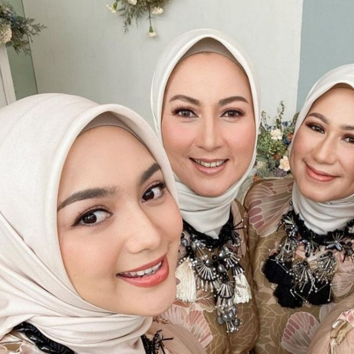 Potret kebersamaan 9 seleb cantik empat bersaudara, tetap kompak meski ada yang berbeda agama