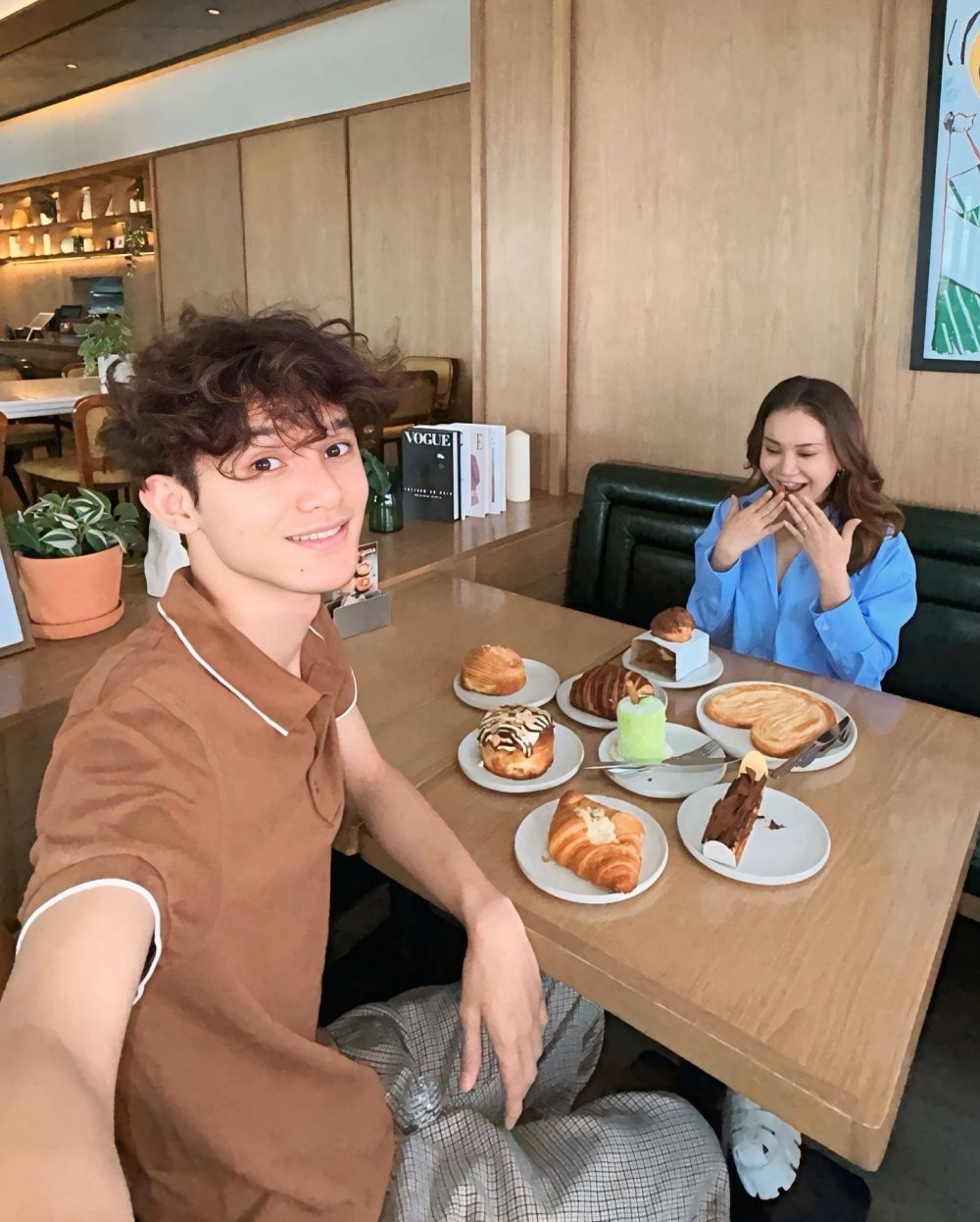 11 Potret kebersamaan Rossa dan putra semata wayangnya yang baru lulus SMA, gayanya kayak kakak-adik