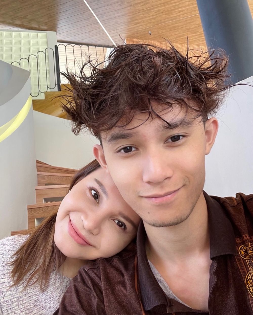 11 Potret kebersamaan Rossa dan putra semata wayangnya yang baru lulus SMA, gayanya kayak kakak-adik