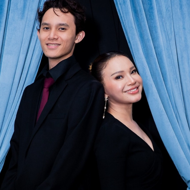 11 Potret kebersamaan Rossa dan putra semata wayangnya yang baru lulus SMA, gayanya kayak kakak-adik