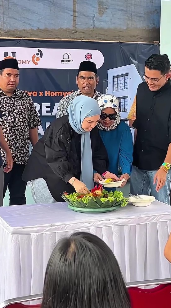 Bisnis kian moncer, Tya Ariestya bangun kos-kosan ketiga, 9 potretnya di acara peletakan batu pertama