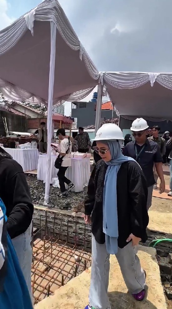 Bisnis kian moncer, Tya Ariestya bangun kos-kosan ketiga, 9 potretnya di acara peletakan batu pertama