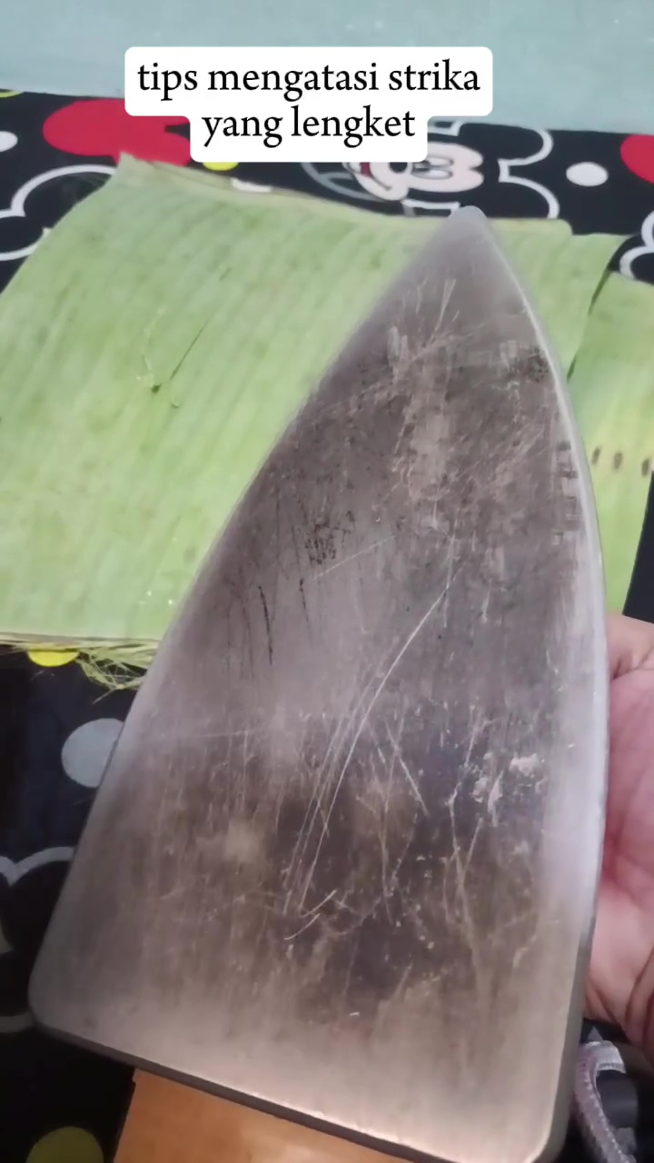 Daun pisang ternyata bisa ampuh atasi setrika yang lengket, begini cara pakainya