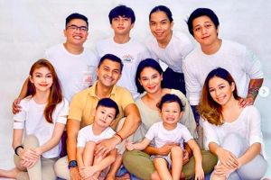 Penuh kehangatan, begini potret 10 aktor 90-an bersama keluarga