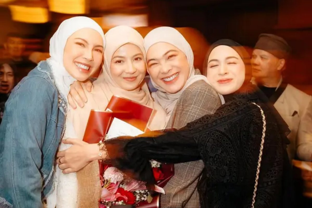 10 Potret kompak geng Rahayu saat ngumpul bareng, momen liburannya curi perhatian