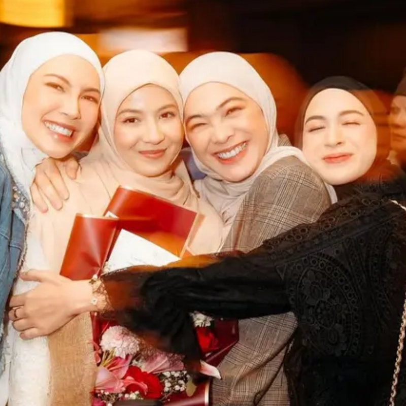 10 Potret kompak geng Rahayu saat ngumpul bareng, momen liburannya curi perhatian