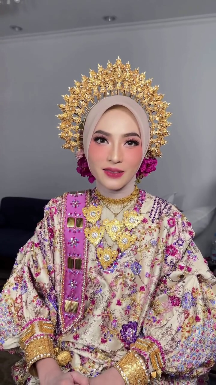 9 Potret pernikahan penyanyi Feby Putri dan Adam Febrian, tampil elegan dengan adat Bugis