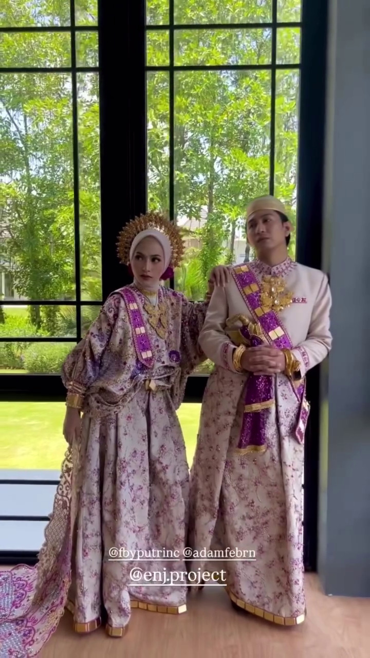 9 Potret pernikahan penyanyi Feby Putri dan Adam Febrian, tampil elegan dengan adat Bugis