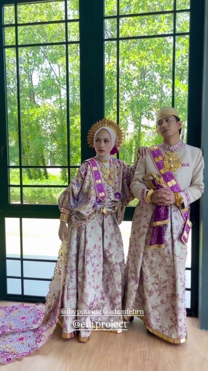 9 Potret pernikahan penyanyi Feby Putri dan Adam Febrian, tampil elegan dengan adat Bugis