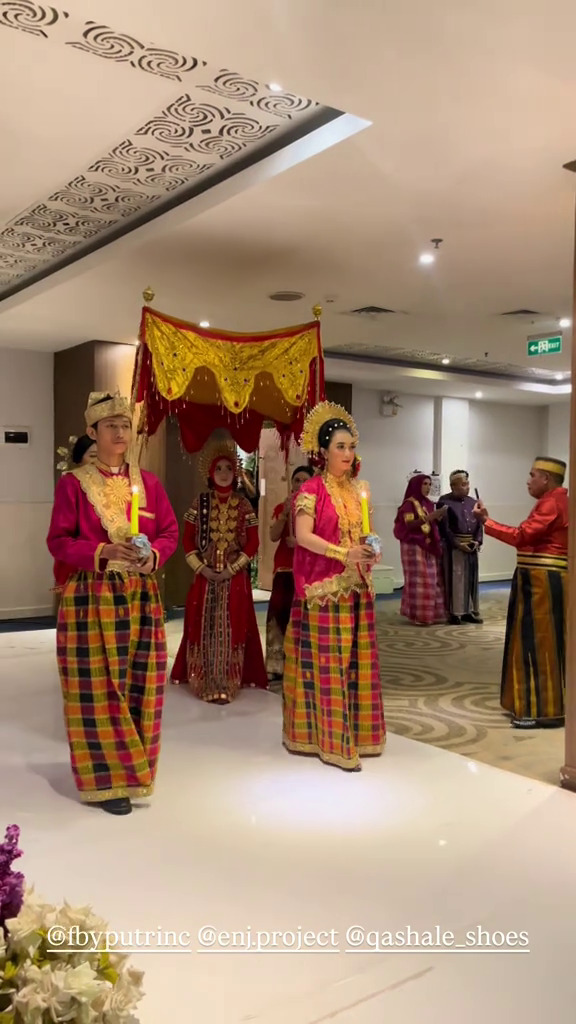 9 Potret pernikahan penyanyi Feby Putri dan Adam Febrian, tampil elegan dengan adat Bugis