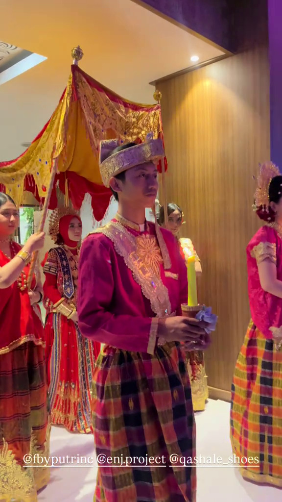 9 Potret pernikahan penyanyi Feby Putri dan Adam Febrian, tampil elegan dengan adat Bugis