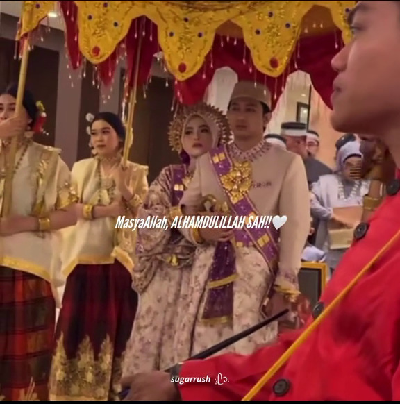 9 Potret pernikahan penyanyi Feby Putri dan Adam Febrian, tampil elegan dengan adat Bugis
