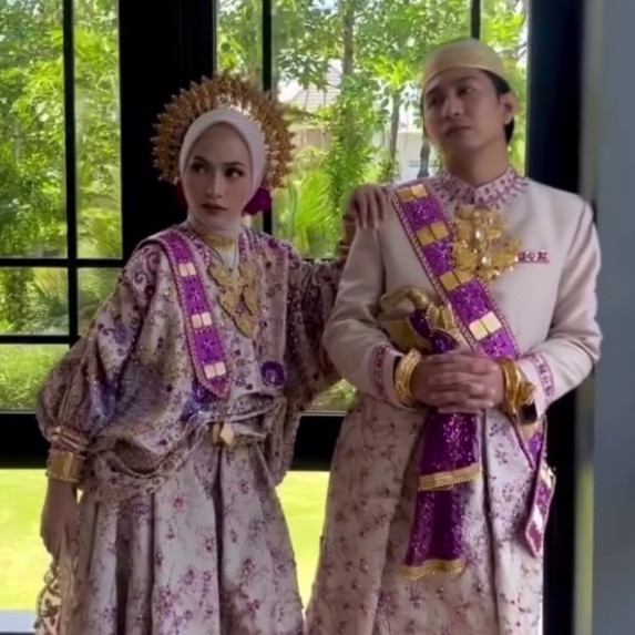 9 Potret pernikahan penyanyi Feby Putri dan Adam Febrian, tampil elegan dengan adat Bugis
