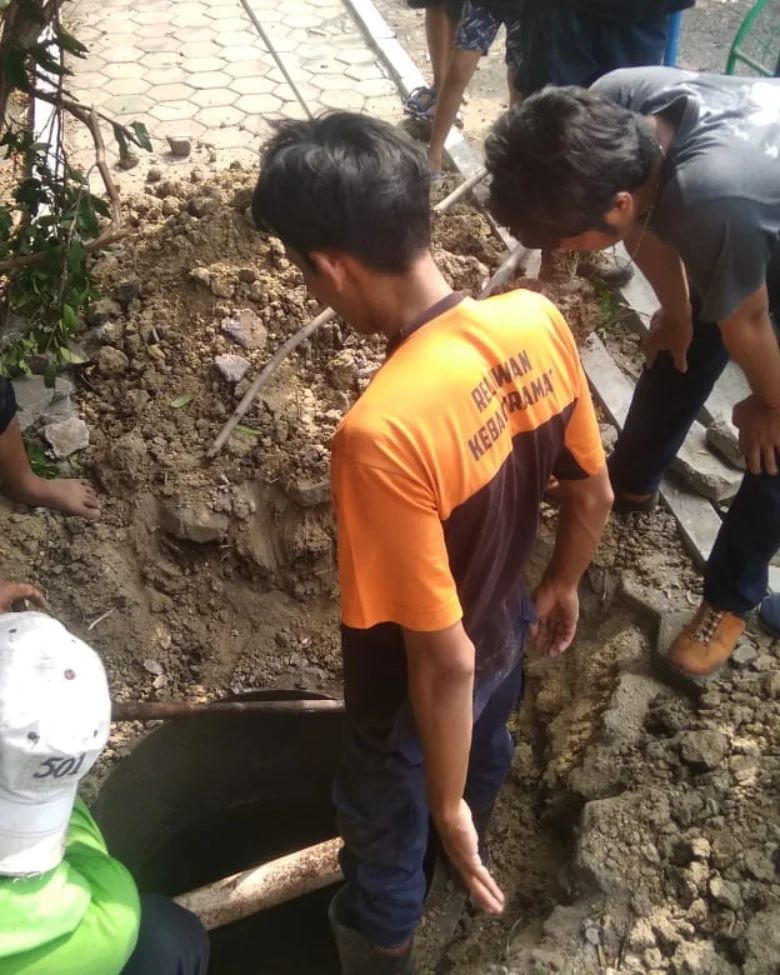 Bikin bulu bergidik! Momen guru TK bersihkan sekolah saat libur semester ini malah nemu 14 ular kobra