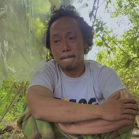 Viral pria tempati gubuk gubuk reot tengah kebun usai bercerai dari istri, sekarang hidup nyaman