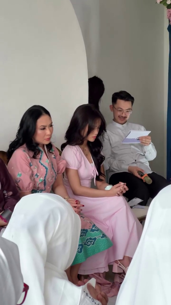 9 Potret tasyakuran 7 bulanan kehamilan istri Frans Faisal, segera sambut kelahiran anak perempuan