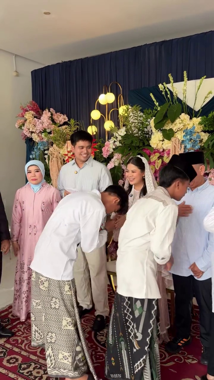 9 Potret tasyakuran 7 bulanan kehamilan istri Frans Faisal, segera sambut kelahiran anak perempuan