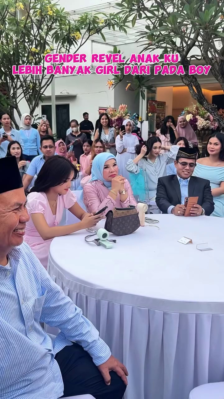 9 Potret tasyakuran 7 bulanan kehamilan istri Frans Faisal, segera sambut kelahiran anak perempuan